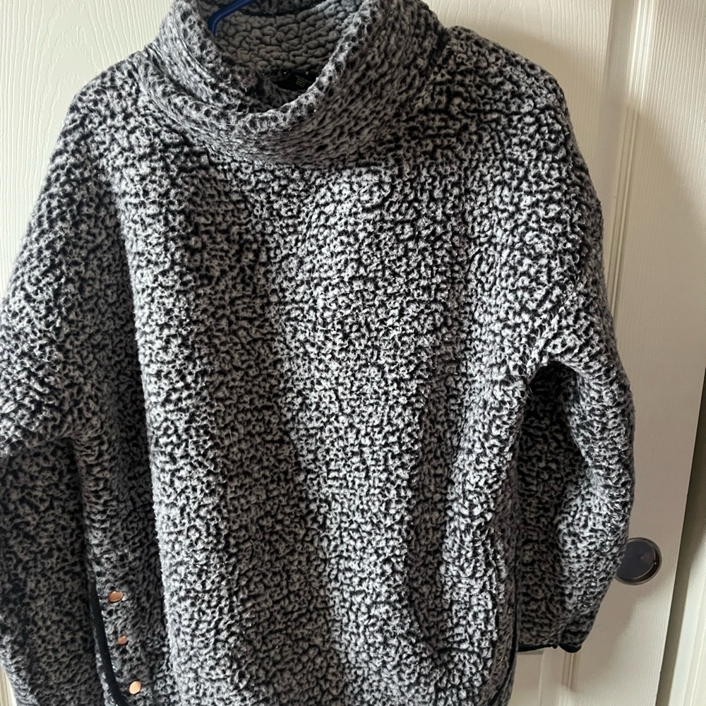 Cozy Black and Gray Sherpa Pullover